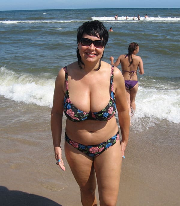 Зрелые женщины в купальниках на пляже 7 из 50 фото