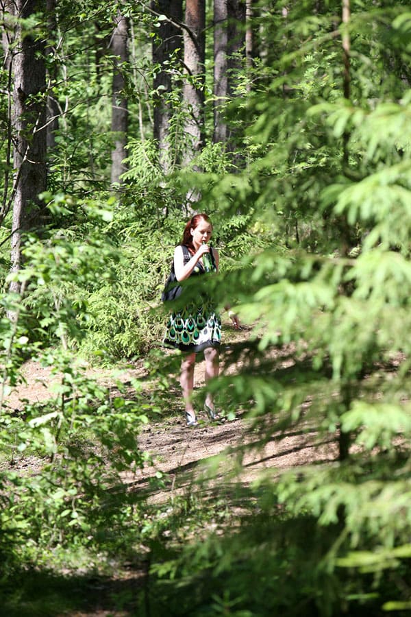 Рыжая девчонка присела пописать в лесу подсмотренное 1 из 73 фото
