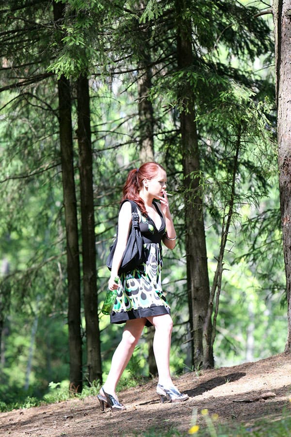 Рыжая девчонка присела пописать в лесу подсмотренное 3 из 73 фото