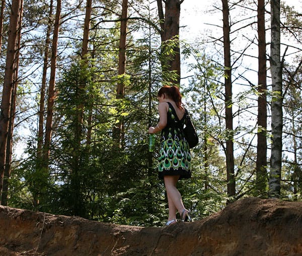 Рыжая девчонка присела пописать в лесу подсмотренное 69 из 73 фото