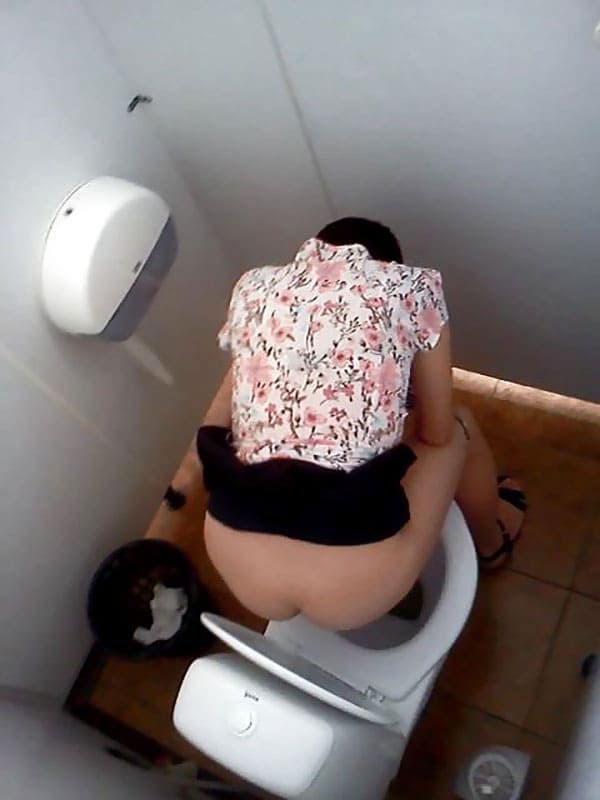 Скрытая камера в кабинке женского туалета 2 из 10 фото