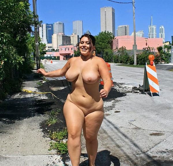 Голые толстушки на улице подборка 42 из 50 фото