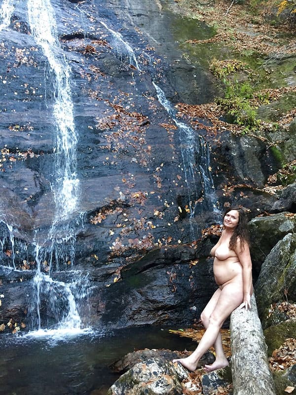 Частное ню полной женщины у водопада 9 из 15 фото