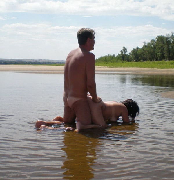 Секс зрелой пары нудистов в воде 10 из 14 фото