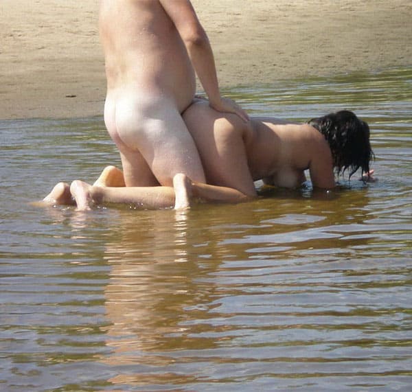 Секс зрелой пары нудистов в воде 11 из 14 фото
