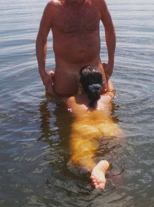 Секс зрелой пары нудистов в воде 6 из 14 фото