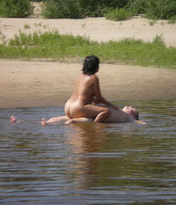 Секс зрелой пары нудистов в воде 9 из 14 фото