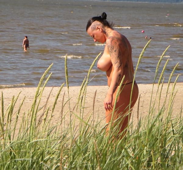 Подглядывание на пляже за сисястой нудисткой с тату 18 из 25 фото