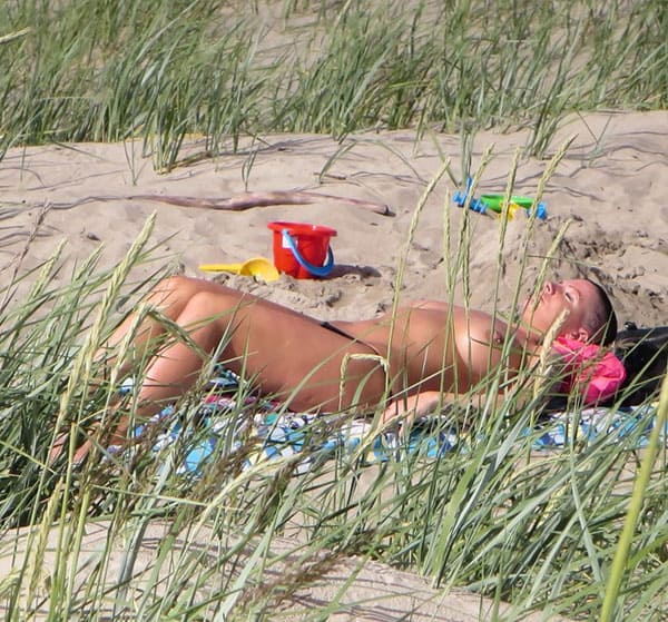 Подглядывание на пляже за сисястой нудисткой с тату 21 из 25 фото
