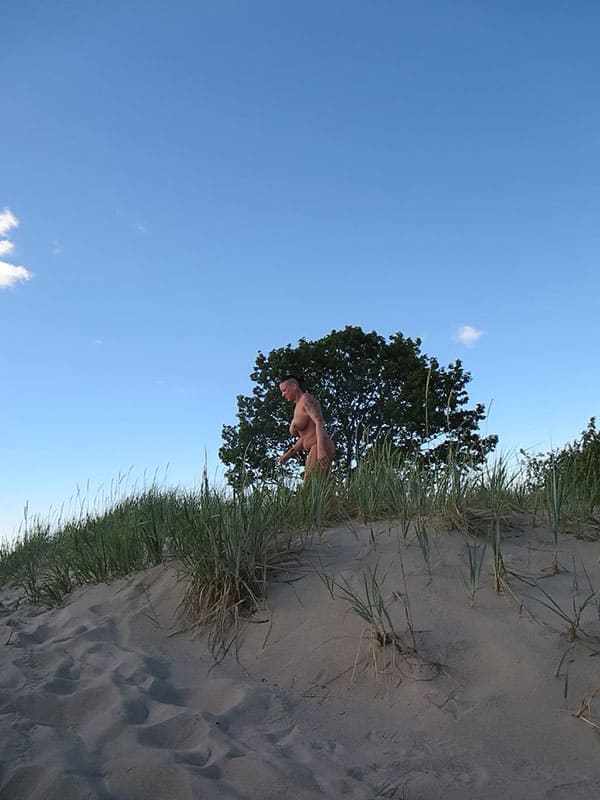 Подглядывание на пляже за сисястой нудисткой с тату 22 из 25 фото