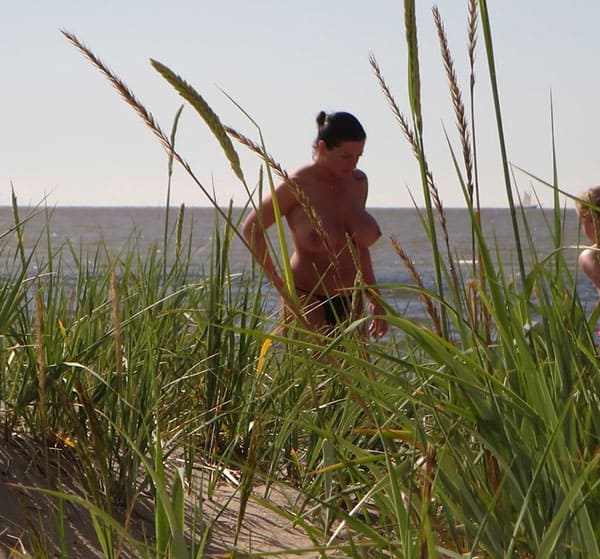 Подглядывание на пляже за сисястой нудисткой с тату 4 из 25 фото