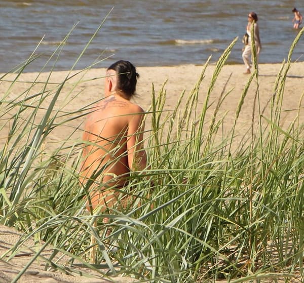 Подглядывание на пляже за сисястой нудисткой с тату 5 из 25 фото