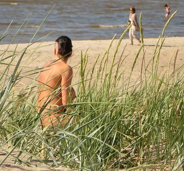 Подглядывание на пляже за сисястой нудисткой с тату 6 из 25 фото