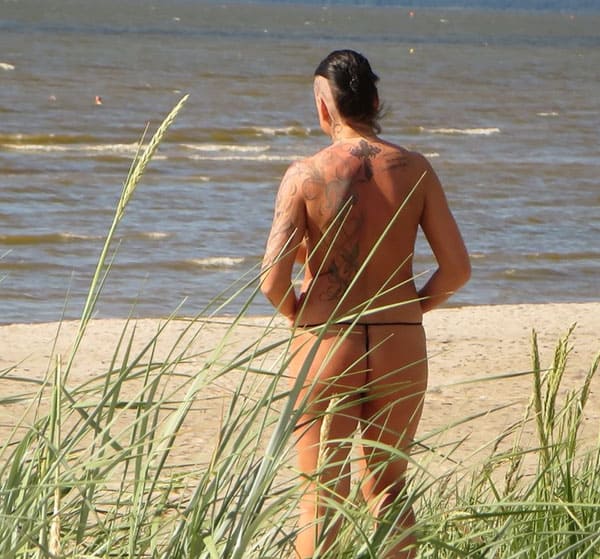 Подглядывание на пляже за сисястой нудисткой с тату 7 из 25 фото