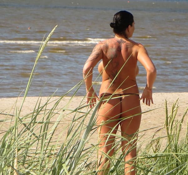 Подглядывание на пляже за сисястой нудисткой с тату 8 из 25 фото
