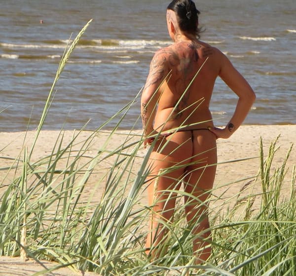 Подглядывание на пляже за сисястой нудисткой с тату 9 из 25 фото