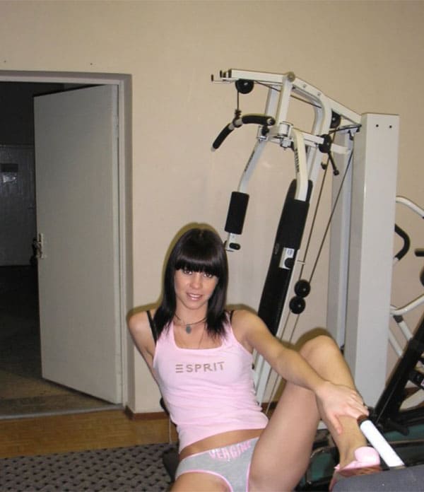 Русская девушка тренируется в спортзале голая фото