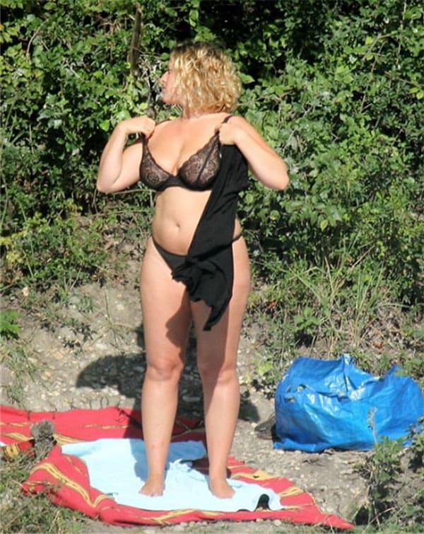 Женщина раздевается на пляже догола подсмотренное фото