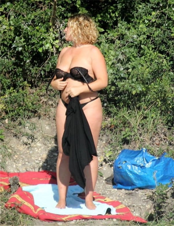 Женщина раздевается на пляже догола подсмотренное фото