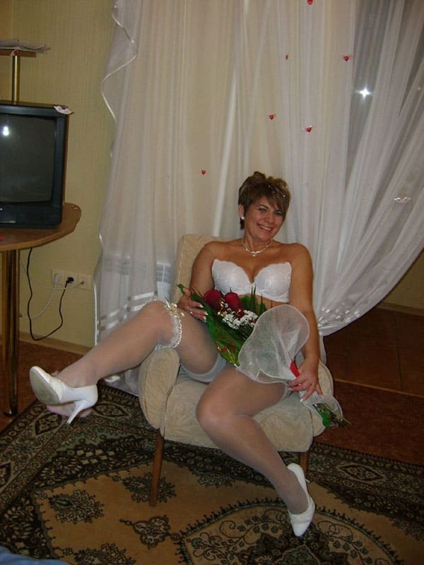 Русская невеста позирует перед мужем 13 из 33 фото