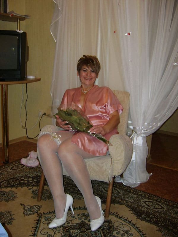 Русская невеста позирует перед мужем 22 из 33 фото