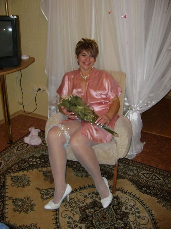 Русская невеста позирует перед мужем 23 из 33 фото