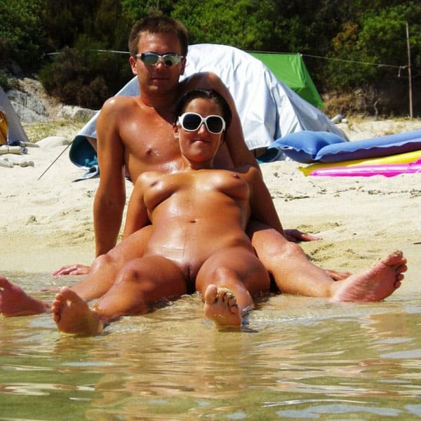 Семейная пара нудистов на пляже Хорватии 17 из 18 фото