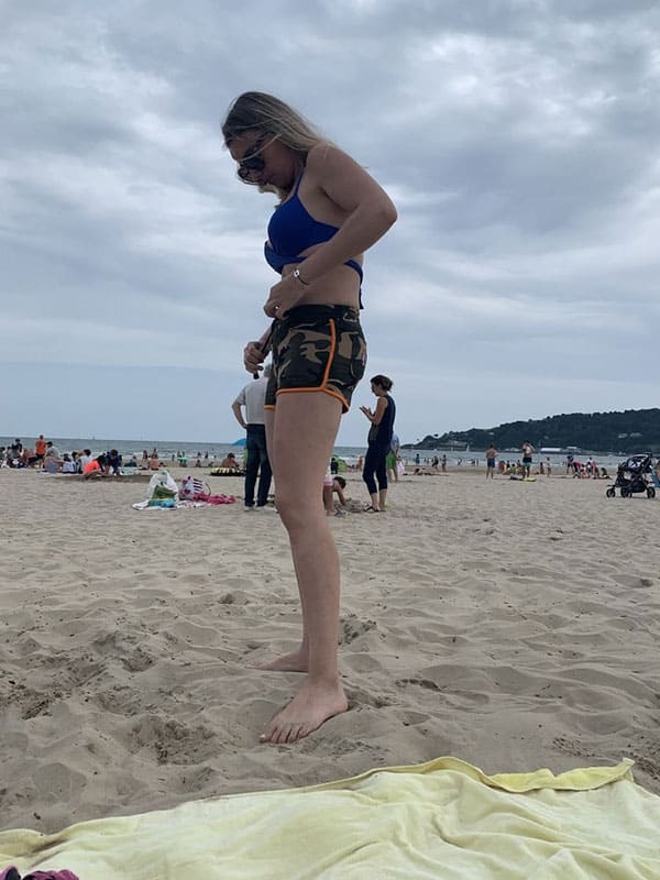 Жена первый раз надела на пляж стринги 1 из 12 фото