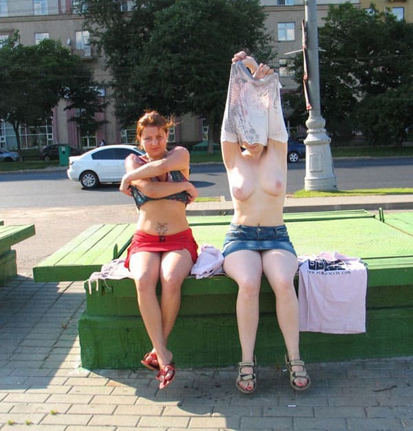 Две русские лесбиянки занимаются сексом в центре города 108 из 130 фото