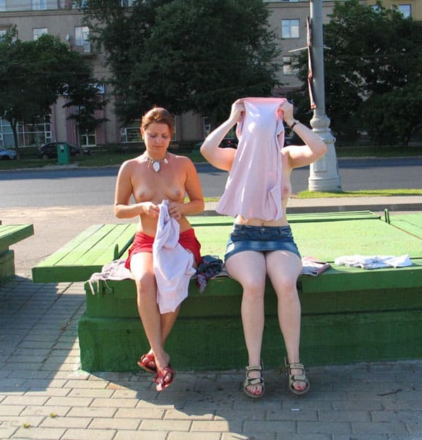 Две русские лесбиянки занимаются сексом в центре города 109 из 130 фото