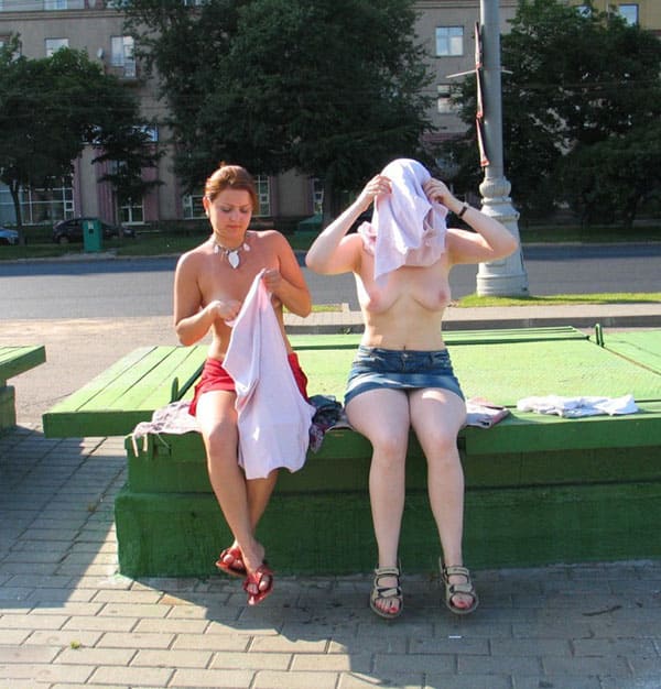 Две русские лесбиянки занимаются сексом в центре города 110 из 130 фото