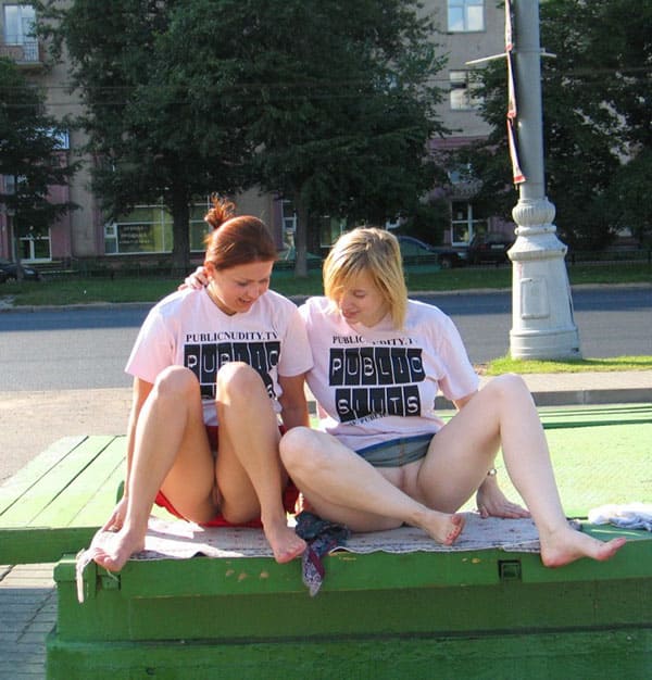 Две русские лесбиянки занимаются сексом в центре города 114 из 130 фото