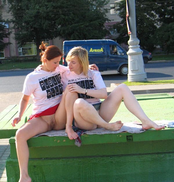 Две русские лесбиянки занимаются сексом в центре города 115 из 130 фото