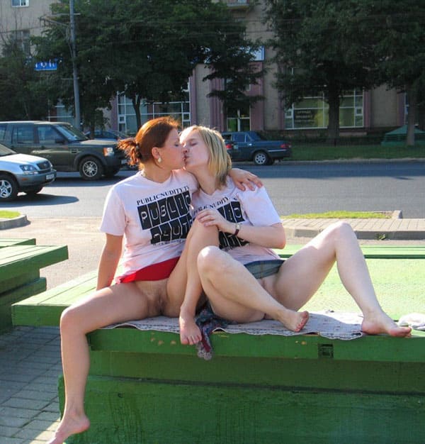 Две русские лесбиянки занимаются сексом в центре города 116 из 130 фото