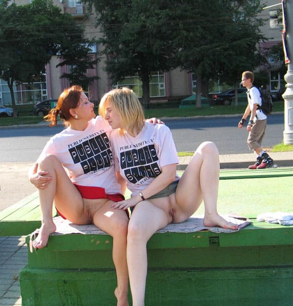 Две русские лесбиянки занимаются сексом в центре города 118 из 130 фото