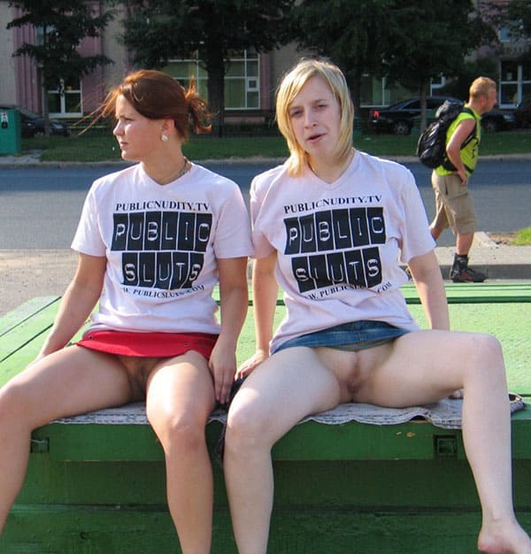 Две русские лесбиянки занимаются сексом в центре города 121 из 130 фото