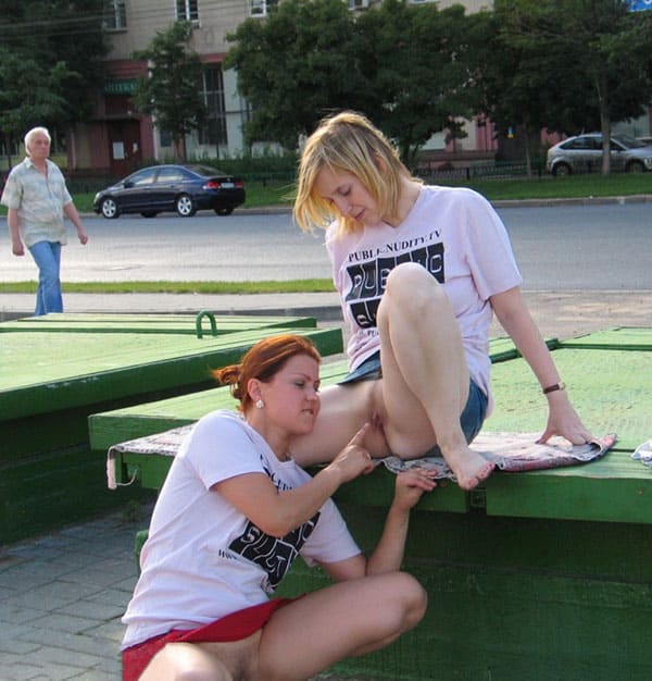 Две русские лесбиянки занимаются сексом в центре города 122 из 130 фото