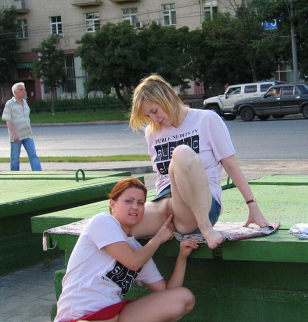 Две русские лесбиянки занимаются сексом в центре города 123 из 130 фото