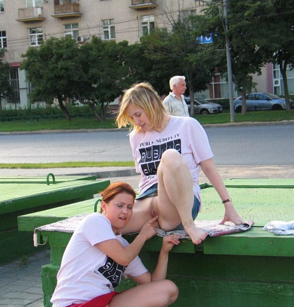 Две русские лесбиянки занимаются сексом в центре города 124 из 130 фото