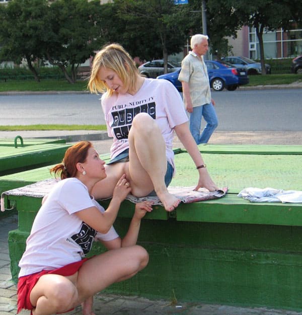 Две русские лесбиянки занимаются сексом в центре города 125 из 130 фото