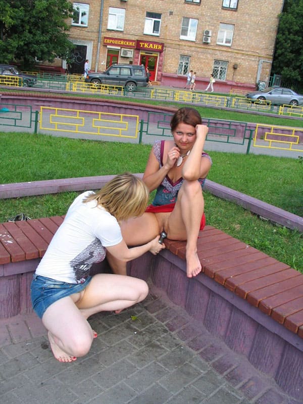 Две русские лесбиянки занимаются сексом в центре города 35 из 130 фото