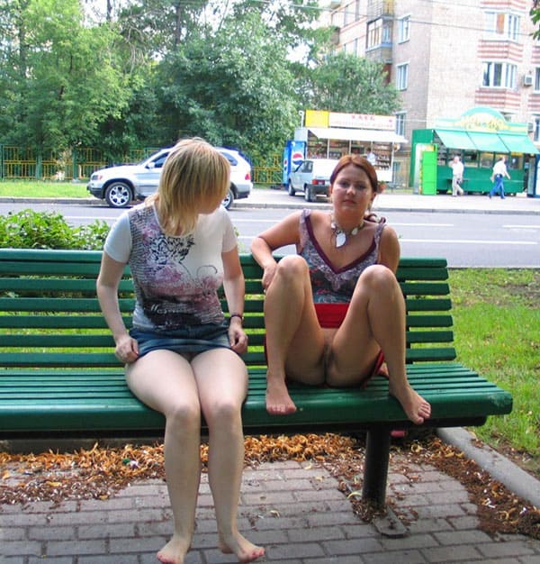 Две русские лесбиянки занимаются сексом в центре города 58 из 130 фото