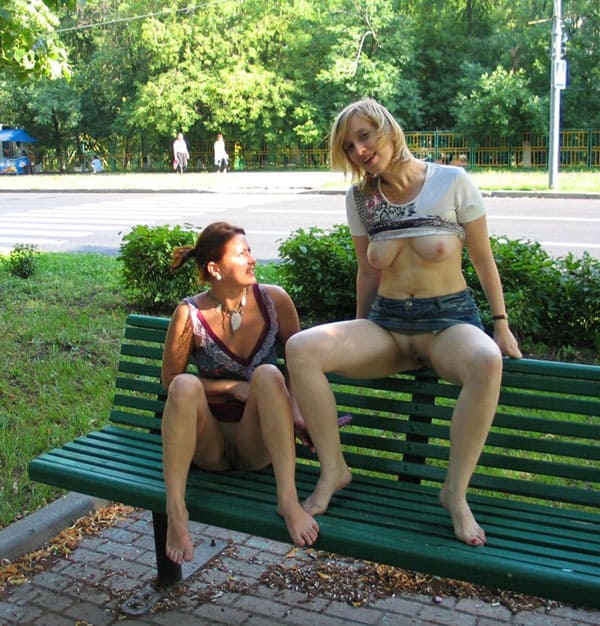 Две русские лесбиянки занимаются сексом в центре города 79 из 130 фото