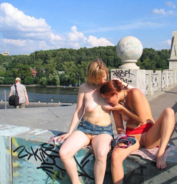 Две русские лесбиянки занимаются сексом в центре города 96 из 130 фото