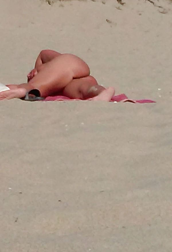 Один день на нудистском пляже съемка на телефон 9 фото