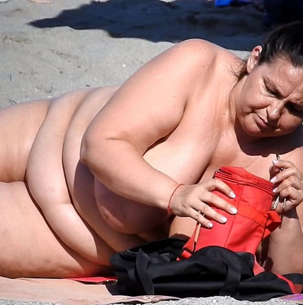 Жирная баба с мужем отдыхают на нудистском пляже 16 из 22 фото