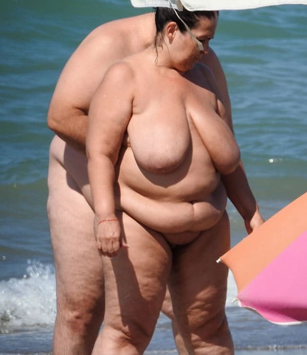 Жирная баба с мужем отдыхают на нудистском пляже 9 из 22 фото