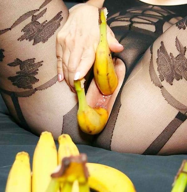 Девушки мастурбируют бананом подборка 25 из 50 фото