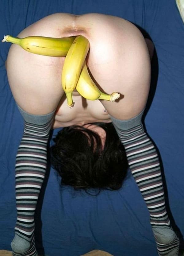 Девушки мастурбируют бананом подборка 49 из 50 фото