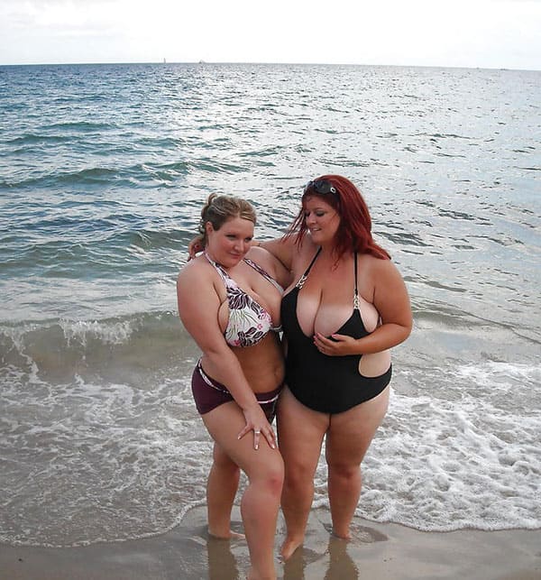 Сексуальные толстушки на пляже в купальниках 13 из 45 фото